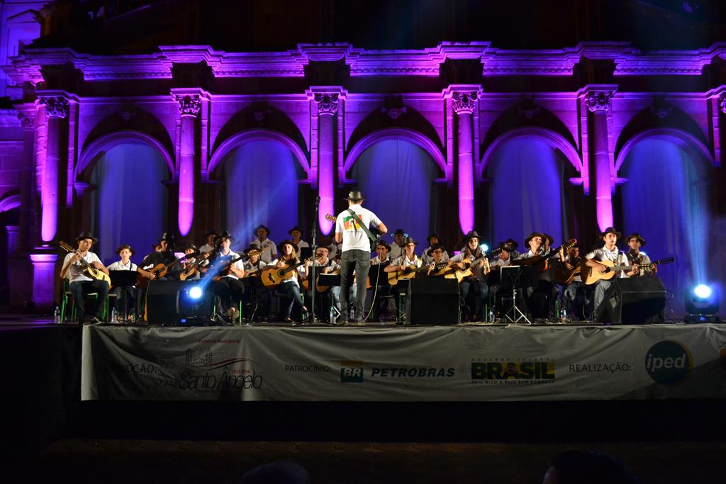 Orquestra de Viola Caipira interpreta grandes sucessos do cancioneiro popul